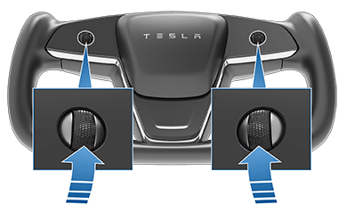 Yoke 方向盘，放大显示指向左侧和右侧滚轮按钮的向上箭头。